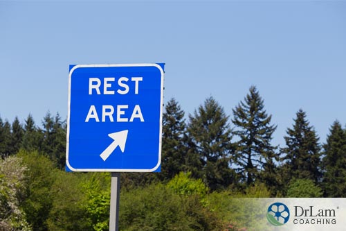 A rest area sign where one can enjoy travel snacks