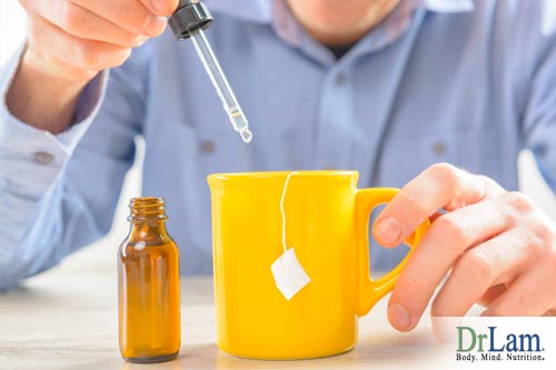 Man dropping synthetic sweetener in tea instead of healthy sweeteners