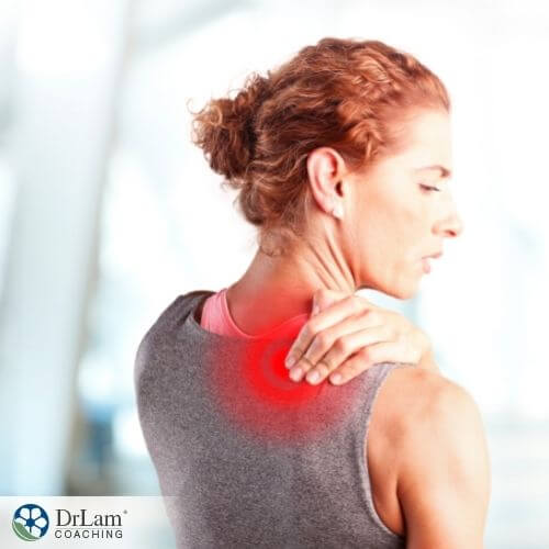 An image of a woman having shoulder pains