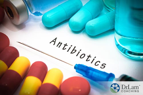 image of antibiotic capsules and tables